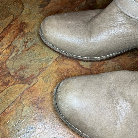 Pre-love Frye Boots Mushroom Colored Leather - Picture 4 of 5